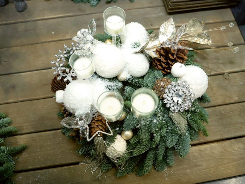 Adventes vainags vienotā krāsu tonī.