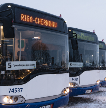 Ceļā uz Čerņihivu devušies 10 Rīgas dāvinātie autobusi.