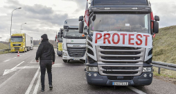 Protestētāju furgons pie Hrebennes robežpārejas punkta Polijā. Robežas blokāde Ukrainas ekonomikai līdz šim nodarījusi aptuveni 400 miljonu eiro zaudējumus.