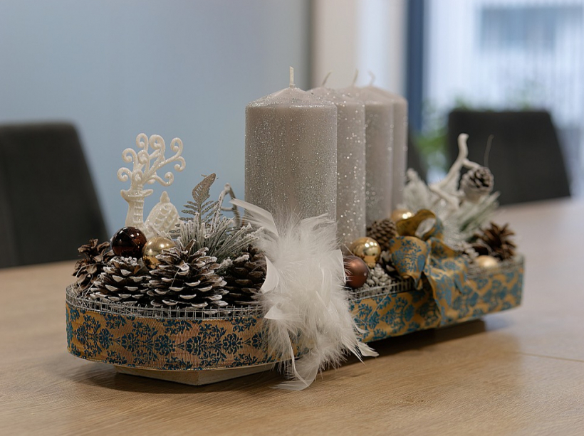 Dabiska miera tematika raksturo vēl kādu no šīs sezonas svētku noskaņas tendencēm. Tai piestāvēs vainags, kurā harmoniski sajaucas zemes elementu, maigu faktūru un rāmu krāsu palete, kas nomierina dvēseli un atjauno garu.