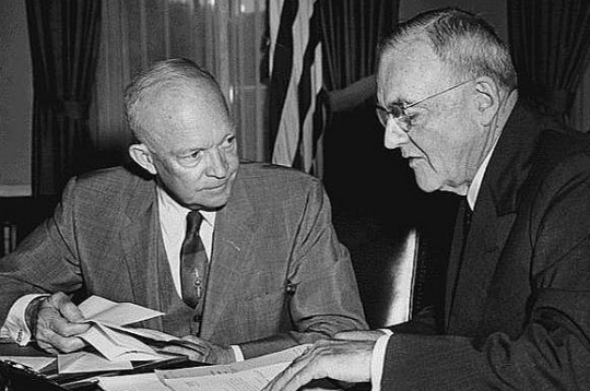 ASV prezidents D. Eizenhauers un Dž. F. Daless 1956. gadā.