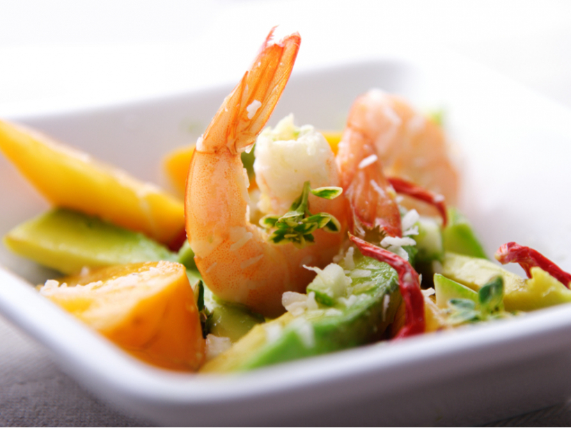 Mango un garneļu salāti.