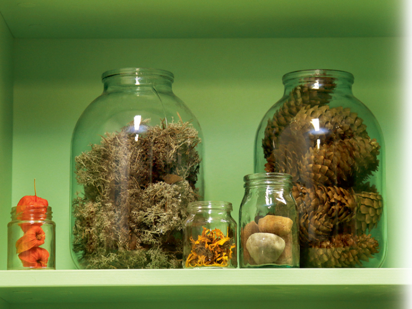 Burkas ar dabas materiāliem.