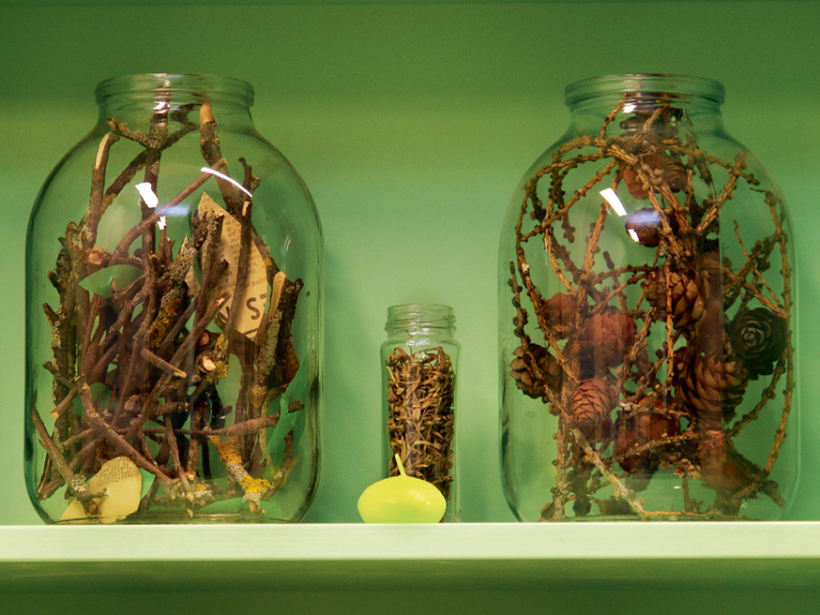 Burkas ar dabas materiāliem.