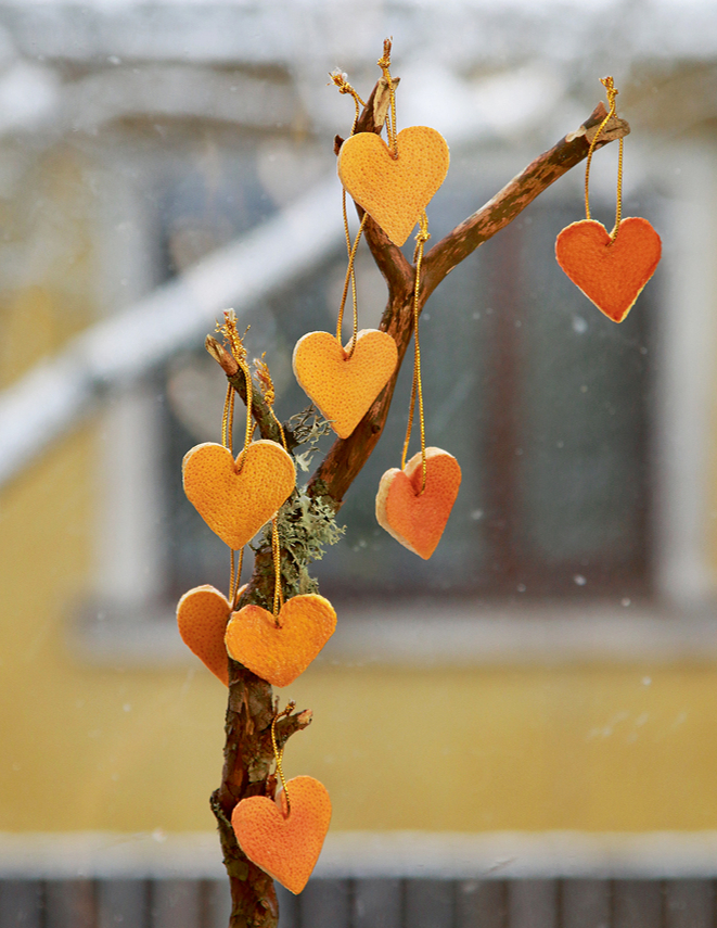 Apelsīnu miziņu sirsniņas kā dekori.