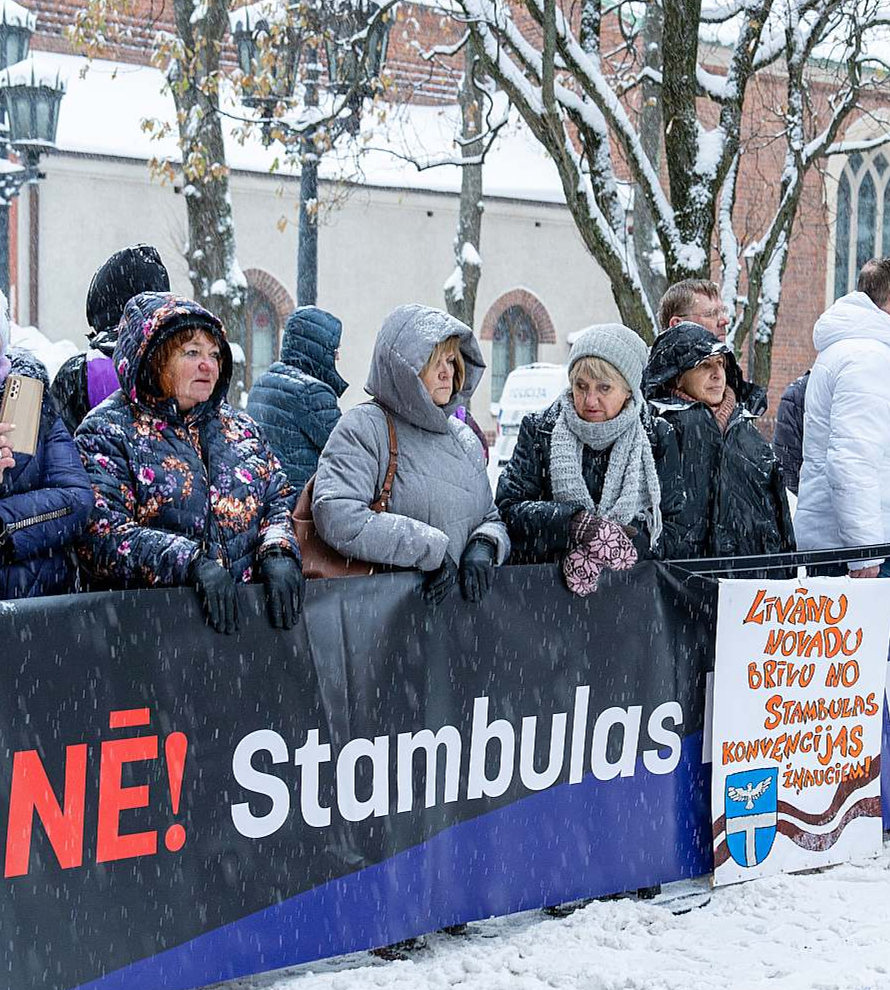 Kāds no piketētāju plakātiem vēsta, ka Līvānu novads iebilst pret Stambulas konvencijas ratifikāciju.