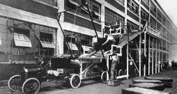 Ražošanas līnija "Ford" 1913. gadā.