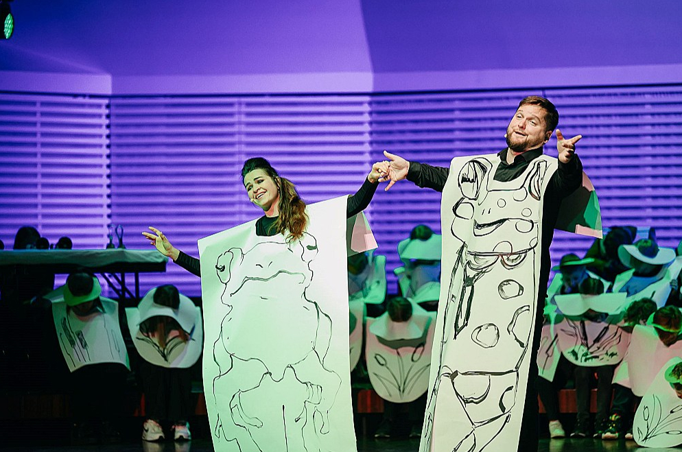Operas ģimenēm "Mu?(-ūž)īgais lidojums" jeb muzikāls stāsts par Mušu, kura vēlas atrast mūžību, pamatā ir dramaturģes Rasas Bugavičutes-Pēces librets un komponista Jēkaba Nīmaņa sacerēta mūzika.