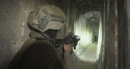 Izraēliešu karavīrs tunelī zem Šifas hospitāļa Gazā.