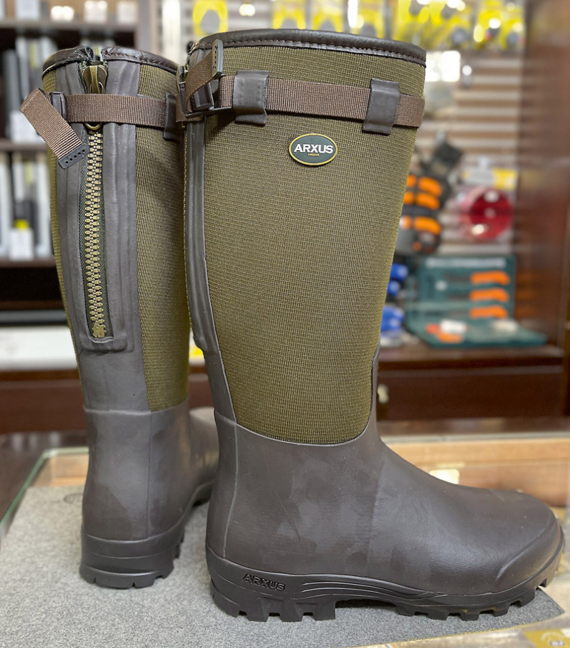 Modelis "Primo Nord LW" ar neoprēna oderi piecu milimetru biezumā.