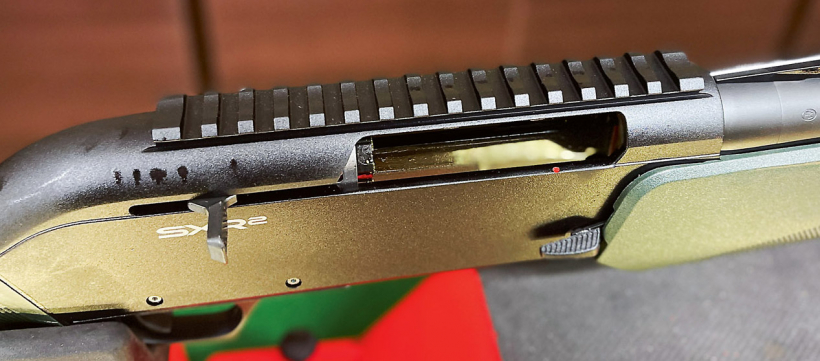 "Picatinny" sliede optiskā tēmēkļa stiprināšanai.