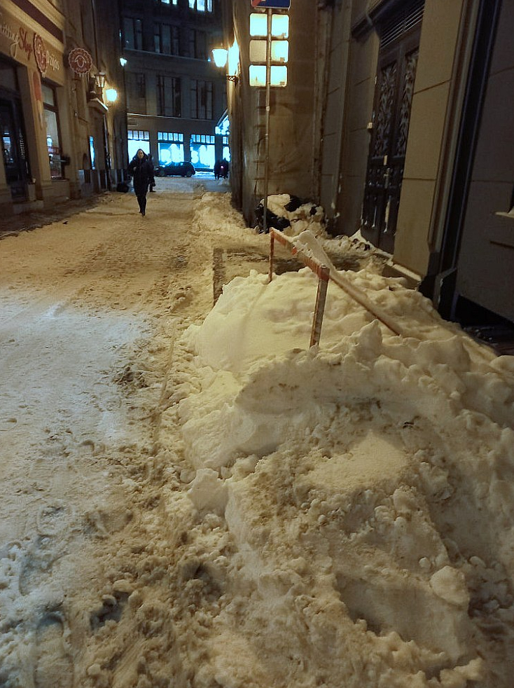 Ieliņa Vecrīgā 5. decembra vakarā. Šoziem ietves Rīgā tīra 51 tehnikas vienība, kas pašvaldības ieskatā esot pietiekami. Par privātīpašumiem piederošās teritorijas uzturēšanu gan pašvaldība nerūpējas.