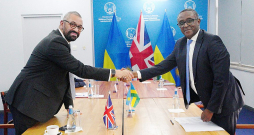 Lielbritānijas iekšlietu ministrs Džeimss Kleverlijs (no kreisās) un Ruandas ārlietu ministrs Vinsents Biruta, Ruandas galvaspilsētā Kigali otrdien parakstot jaunu migrācijas līgumu.