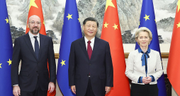 Eiropadomes priekšsēdētājs Šarls Mišels, Ķīnas prezidents Sji Dzjiņpins un Eiropas Komisijas prezidente Urzula fon der Leiena pozē fotogrāfiem vakar atklātajā samitā, kas ir pirmā Ķīnas un Eiropas augstākā līmeņa tikšanās klātienē pēdējo četru gadu laikā.