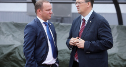LFF prezidenta Vadima Ļašenko (no kreisās) vadītā organizācija nolēmusi neturpināt sadarbību ar izlases galveno treneri Daini Kazakeviču. Par līguma pārtraukšanu bija astoņi no deviņiem valdes locekļiem.
