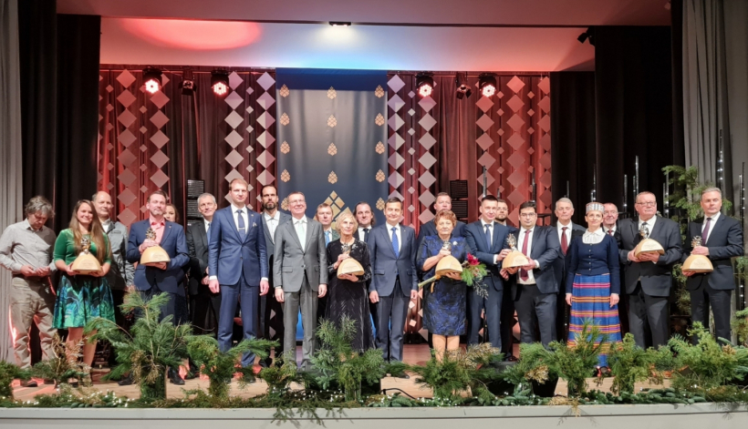 Balvas "Zelta čiekurs 2023" laureāti kopā ar Valsts prezidentu Edgaru Rinkēviču un zemkopības ministru Armandu Krauzi.