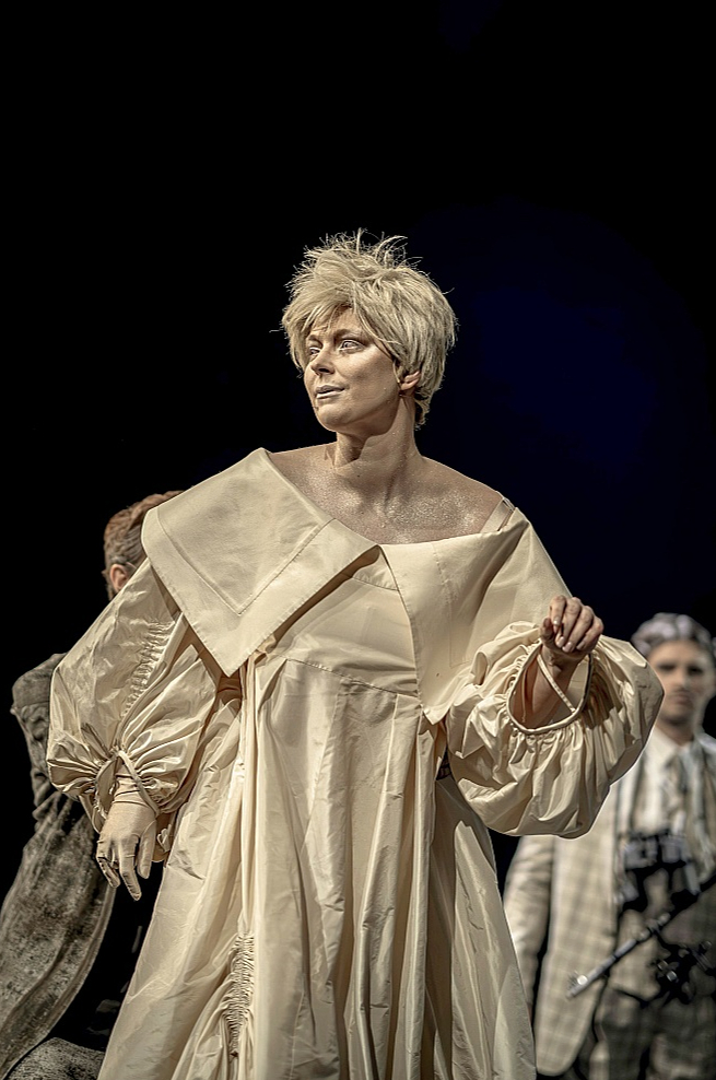 Dana Bjorka Klāras lomā.