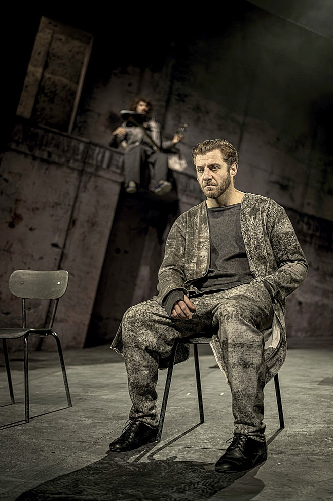 Rodiona Kuzmina Ills ir vīrietis, kas jaunības gados nodevis Klāru, bet tagad apjauš nāves draudus. Fonā: Mārtiņš Upenieks.