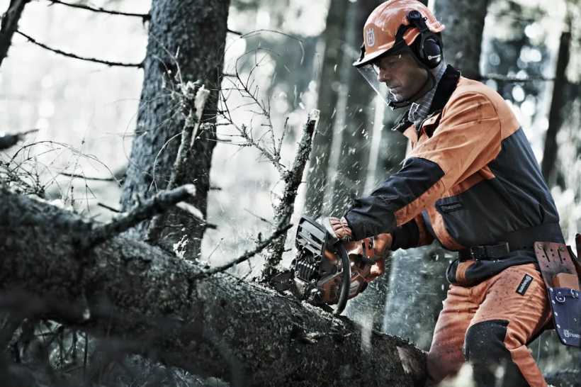 "Husqvarna" aizsargaprīkojums ziemā: Kā izvēlēties piemērotu darba apģērbu.