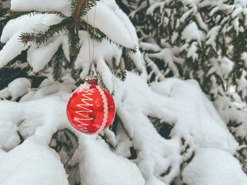 Sarkanā stikla bumbiņa.