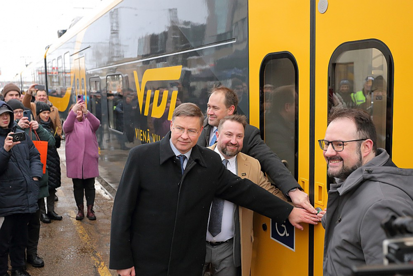 Jaunā vilciena pirmo braucienu atklāja Eiropas Komisijas priekšsēdētājas izpildvietnieks Valdis Dombrovskis (no kreisās), "Škoda Group" valdes loceklis Zdeneks Svata, "Pasažieru vilciena" valdes priekšsēdētājs Rodžers Jānis Grigulis un satiksmes ministrs Kaspars Briškens.