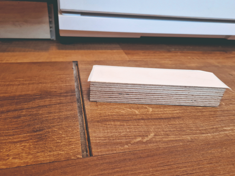 Rūpīgi iztīra savienojuma vietu. Pie saplākšņa klucīša pielīmē abpusējo līmlenti un noņem aizsargslāni