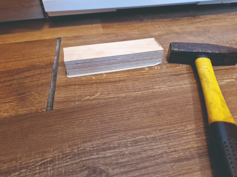 Klucīti pielīmē pie lamināta loksnes un klaudzina ar āmuru. Lai klucīti nenorautu no lamināta, sit mazliet ieslīpi – 10–15 grādu leņķī – pa klucīša gala augšējo daļu.