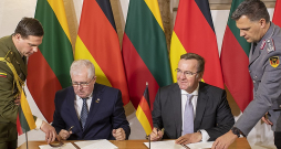 Lietuvas un Vācijas aizsardzības ministri Arvīds Anušausks un Boriss Pistoriuss pirmdien Viļņā parakstīja plānu Vācijas armijas brigādes izvietošanai Lietuvā. 