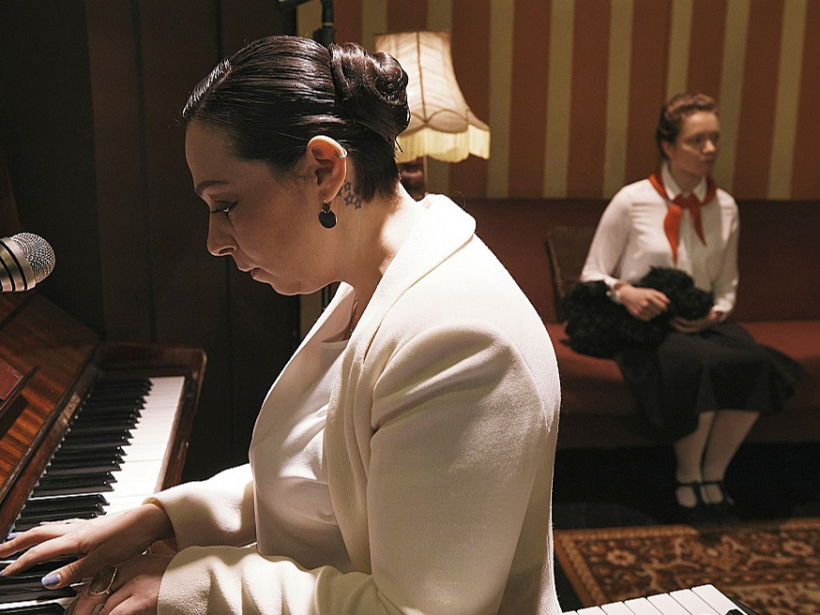 Evilena Protektore (no kreisās) un Anastasija Ļovina iejutušās lomās izrādē "Mātes piens".