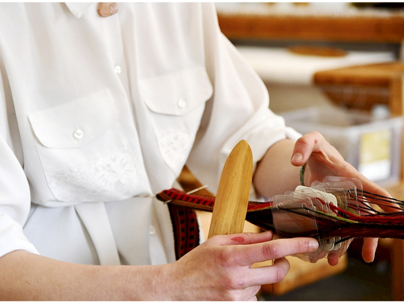 Elza Pundure pie celu galdiņa.
