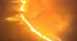 Vulkāna izvirdums Islandē sācies pāris kilometru attālumā no Grindavīkas pilsētas, kuras iedzīvotāji tika evakuēti jau novembrī. Lava oranži sarkanīgā krāsā no zemes izplūst pa četrus kilometrus garu plaisu.