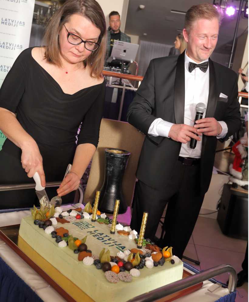 Kā punkts uz "i" bija svētku kūka, kuras pirmos gabaliņus sagrieza "Latvijas Avīzes" galvenā redaktore Linda Rasa. Attēlā - kopā ar izdevniecības valdes priekšsēdētāju Guntaru Kļavinski.