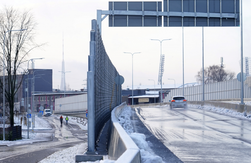 Atklāj Austrumu maģistrāli.