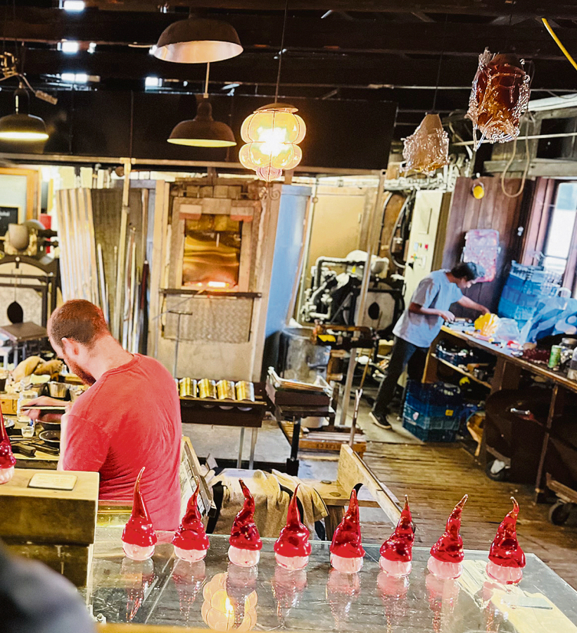 Arī "Skansen" stiklinieku darinājumos atspoguļojas Ziemassvētku noskaņa.