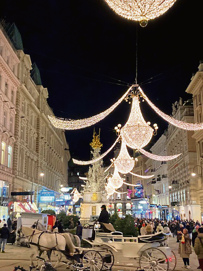 Ziemassvētku rotājumi greznu lustru formā bagātīgi izgaismo Vīnes iecienīto iepirkšanās artēriju – "Graben" ielu.