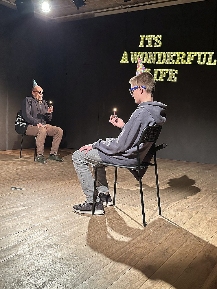 Varis Piņķis (no kreisās) un Antons Piņķis "Willa" teātra iestudējumā "Mana tēva nāve".