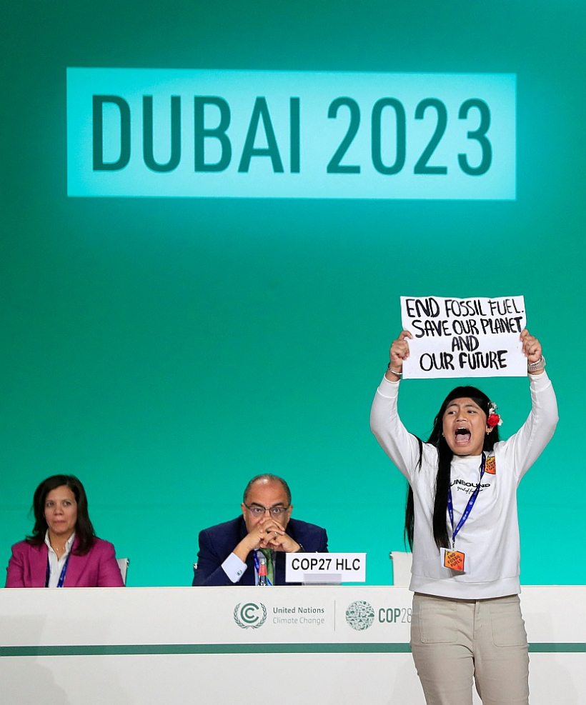 Kāda fosilā kurināmā izmantošanas pretiniece ANO klimata konferencē Dubaijā. Pasaule aizvien mazāk reaģē uz klimata aktīvistu akcijām.