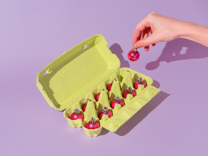 Spožās mantiņas, bumbas liek kartona kārbās vai olu bretēs, kas labi piemērotas mazajiem rotājumiem.