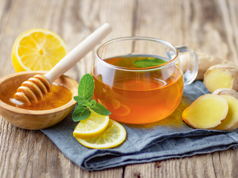 Ingvera tēja ar citronu un medu.