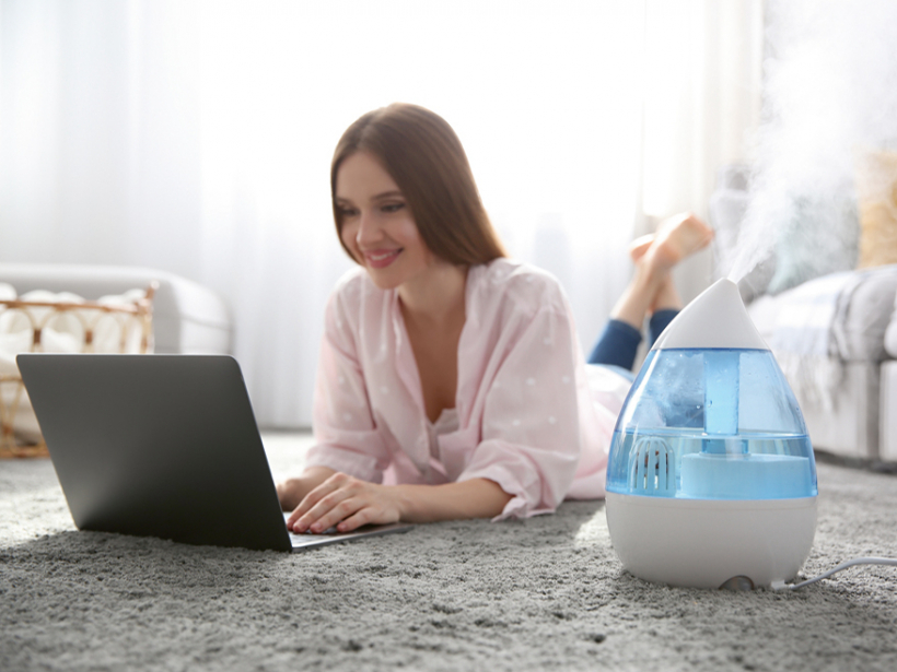 Vēl viens veids, kā novērst pārlieku sausu gaisu telpās, – izmantot speciālus elektriskus gaisa mitrinātājus.