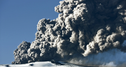 Islandes vulkāna Eijafjadlajegidla izvirdums 2010. gadā izraisīja pasažieru aviācijas vēsturē lielāko krīzi.