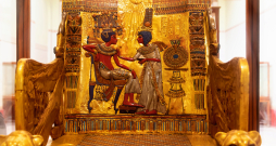 Valdnieka tronis ar atzveltnē iestrādātu Tutanhamona un viņa sievas Anksunamunas attēlu.