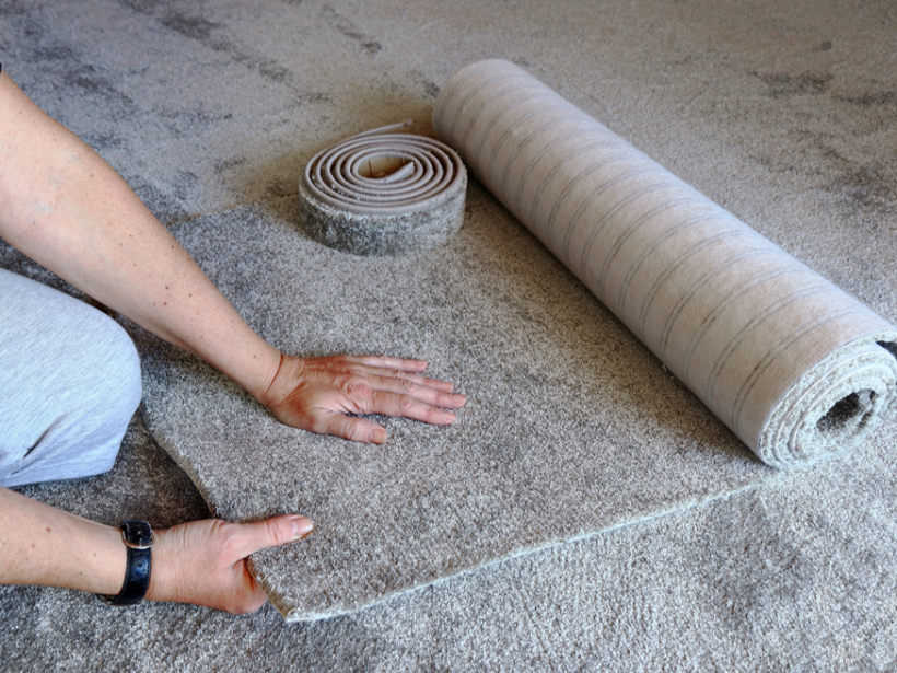 Mīkstais grīdas segums nopērkams dažādu platumu (pat 4 m plats) un jau no 5 eiro par kvadrātmetru.