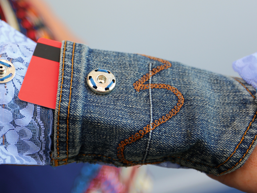 Uzroči no džinsu kabatas, dekorēšanai izmantota mežģīne, aizdarei spiedpoga.