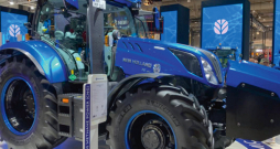'New Holland T7'. 
