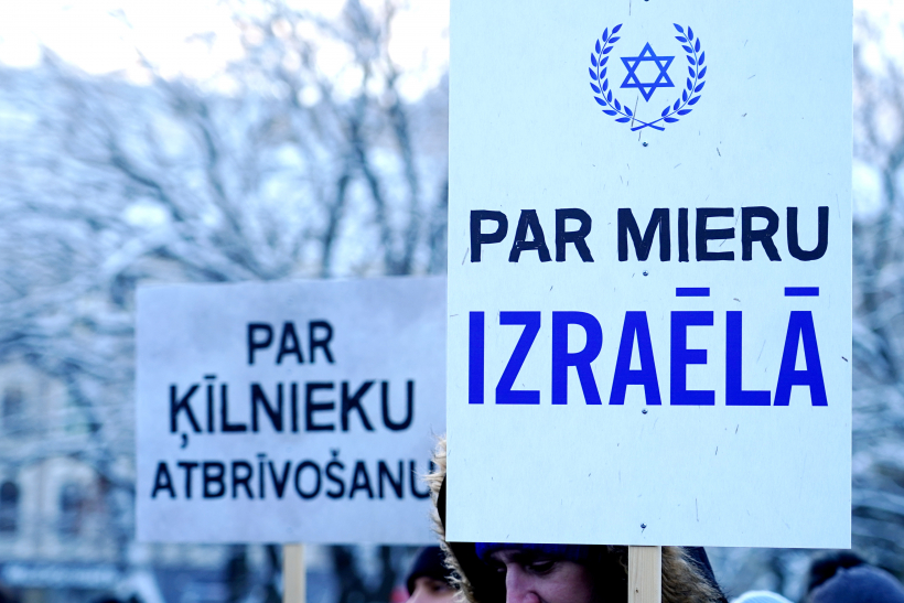 Latvijas kristīgo konfesiju un reliģisko organizāciju rīkotā kopīgā lūgšana Izraēlas atbalstam pie Brīvības pieminekļa.
