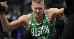 Porziņģis acs traumas dēļ pāragri atstāj laukumu "Celtics" uzvarā.
