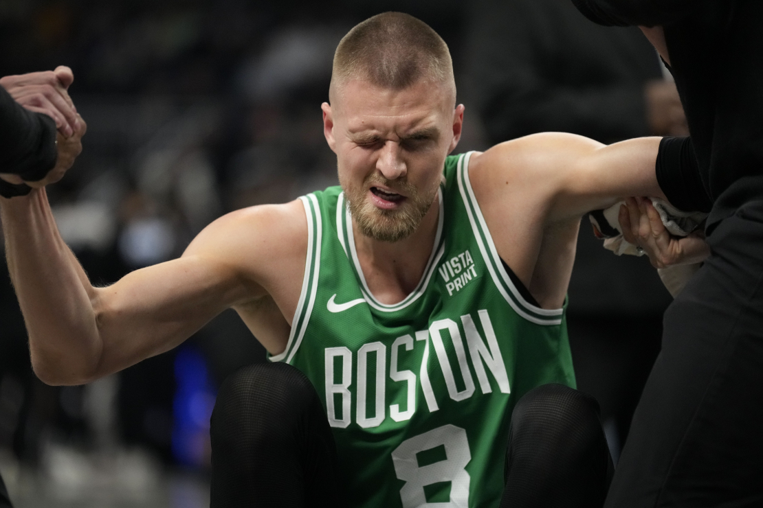 Porziņģis acs traumas dēļ pāragri atstāj laukumu "Celtics" uzvarā.