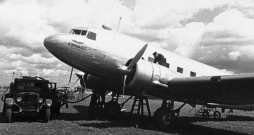 Pasažieru lidmašīna "Li-2" kādā no PSRS lidlaukiem.