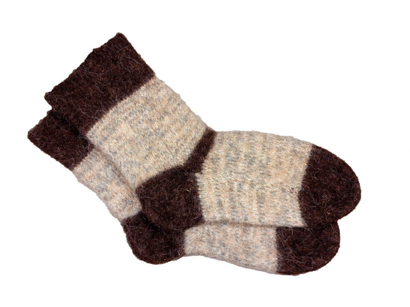 Visbiežāk no suņu vilnas ada zeķes, jostas, taču var arī darināt jakas, vestes.